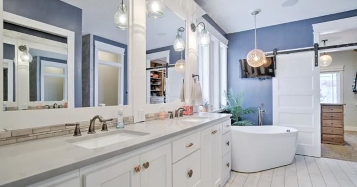 custom luxury home builder master bathroom